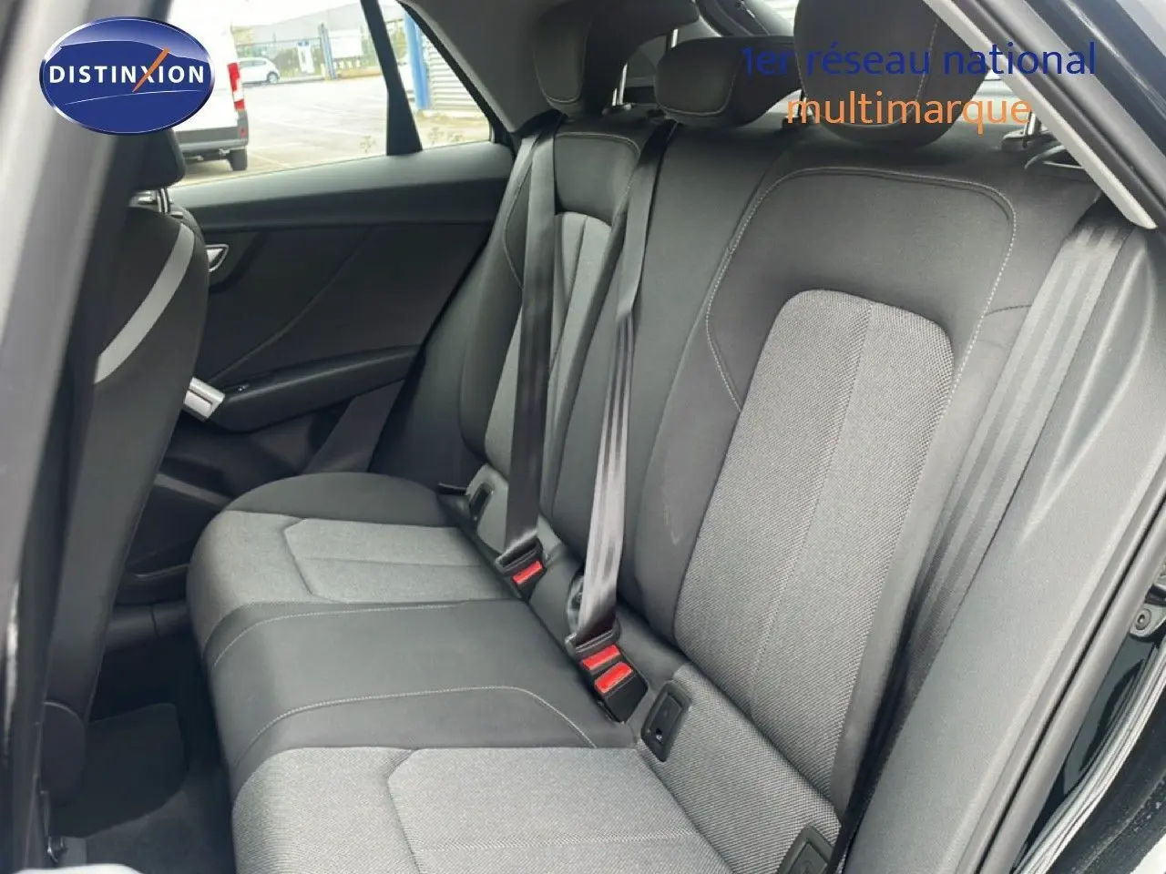 Vue intérieure côté droit montrant la banquette arrière en tissu gris et noir du Audi Q2 30 TDI S-Line noir Mito Metal.