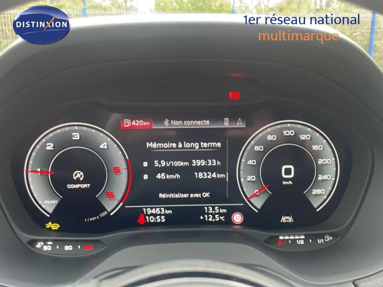 Vue rapprochée du tableau de bord numérique de l'Audi Q2 30 TDI S-Line 2025, affichage des compteurs et informations de conduite.