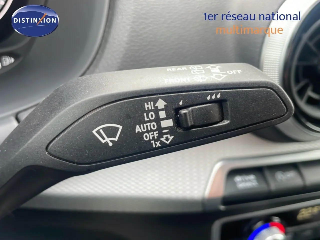 Gros plan sur la commande d’essuie-glace intérieur noir du tableau de bord de l’Audi Q2 30 TDI S-Line 2025.