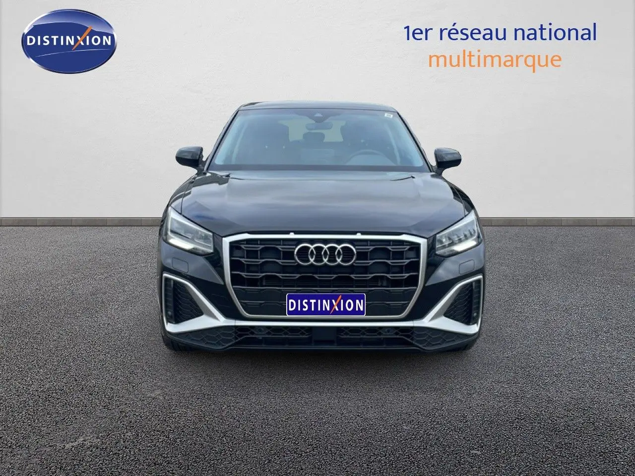 Vue frontale d'un Audi Q2 30 TDI S-Line noir mito metal avec calandre hexagonale et phares LED distinctifs.