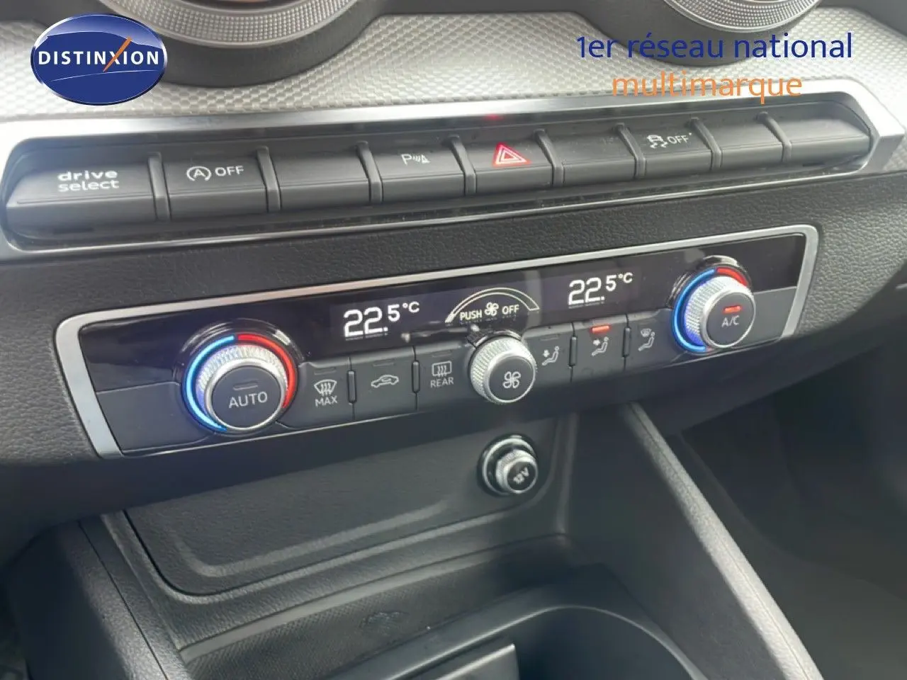 Vue rapprochée du tableau de bord de l'Audi Q2 30 TDI S-Line 2025, montrant la climatisation digitale et les commandes.