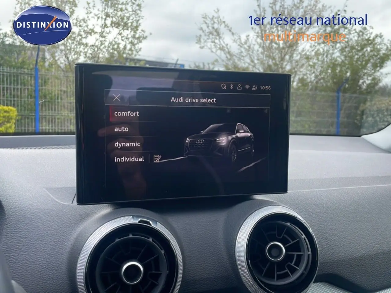 Écran central affichant les modes de conduite de l'Audi Q2 30 TDI S-Line, intérieur noir, vue du tableau de bord.