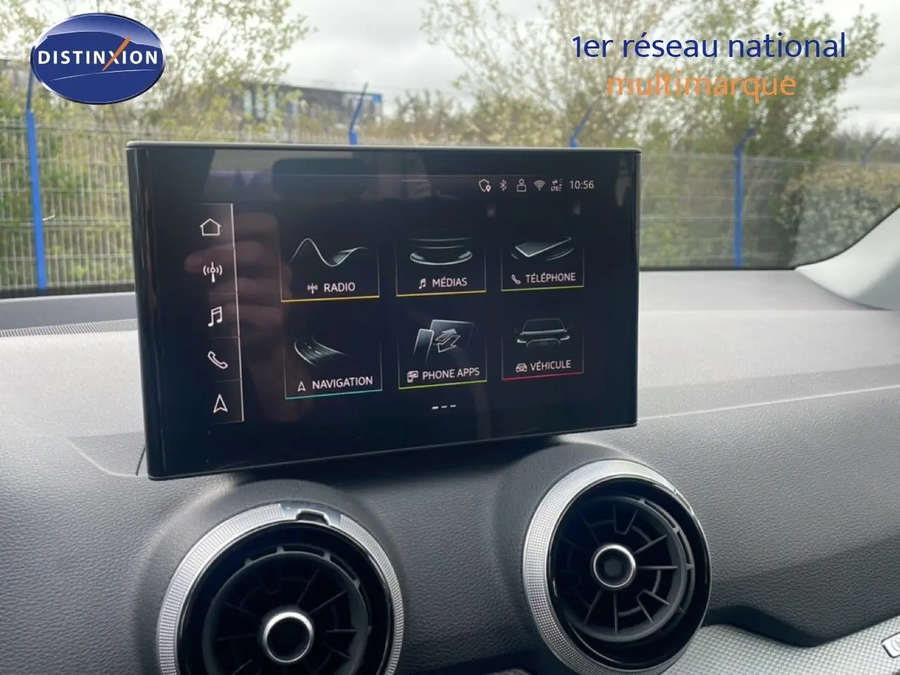 Écran tactile central de l’Audi Q2 noir mito metal, vue intérieure du tableau de bord avec commandes multimédias.