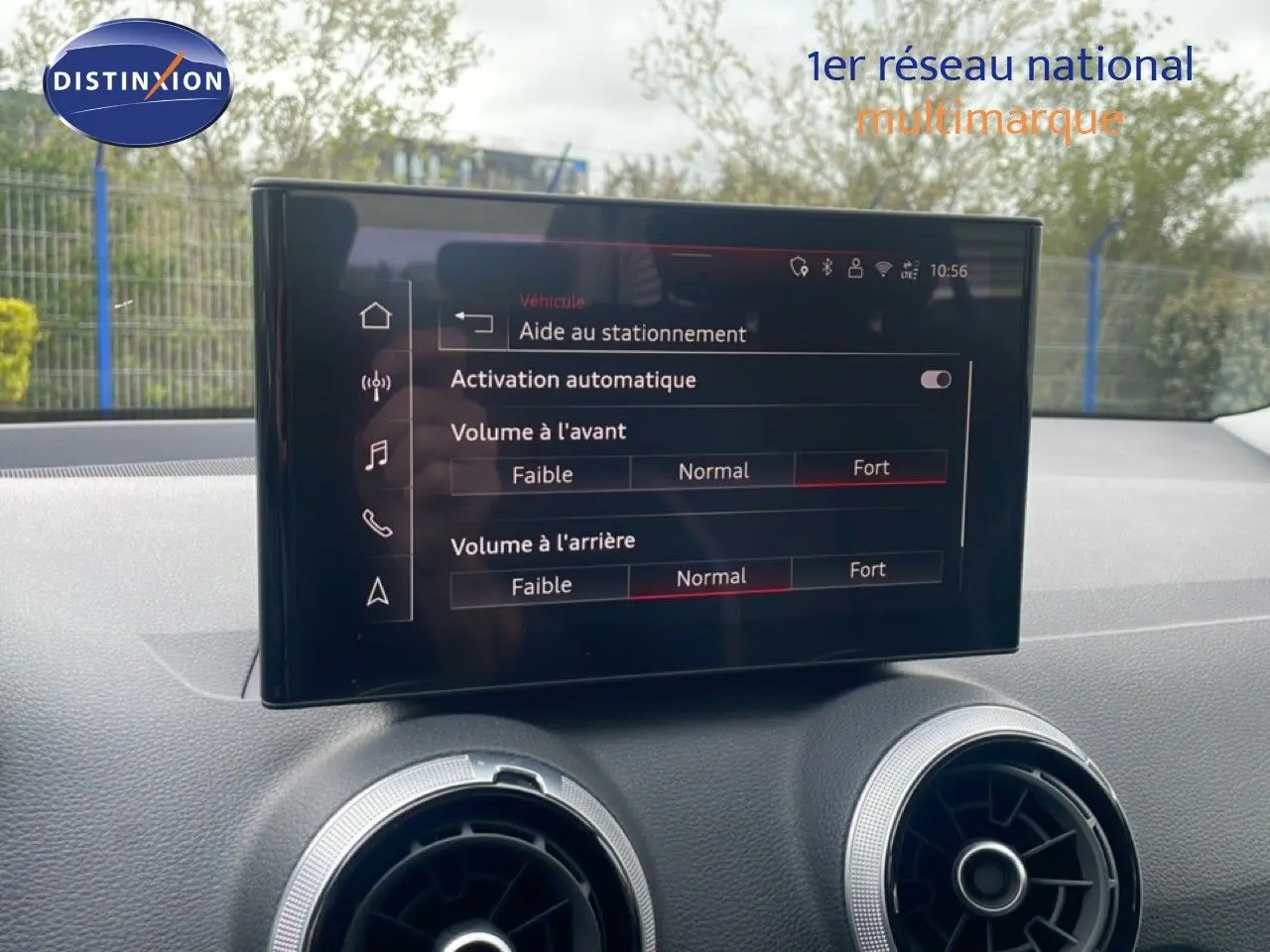 Écran central du tableau de bord de l’Audi Q2 noir mito metal, affichant l’aide au stationnement en mode automatique.