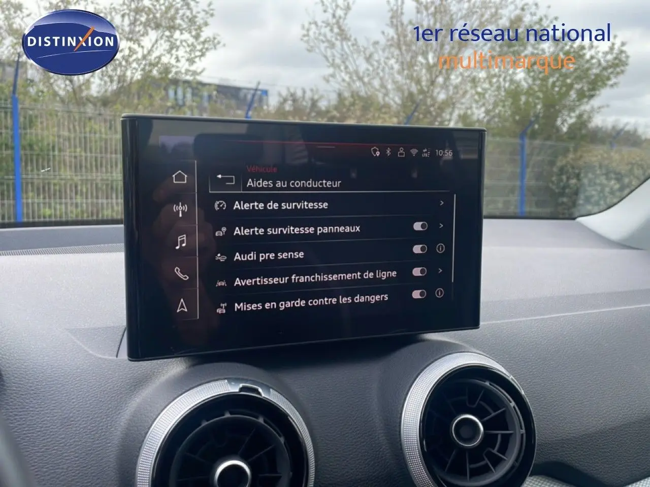 Écran central tactile affichant les aides à la conduite dans l’Audi Q2 30 TDI S-Line 2025, vue intérieure avant.