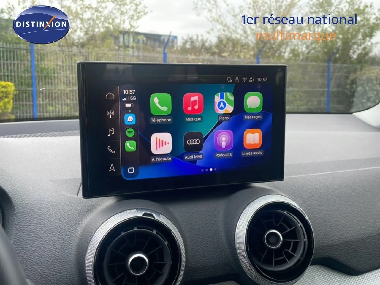 Écran tactile central de l'Audi Q2 30 TDI S-Line 2025, affichant l'interface Apple CarPlay, intérieur noir.