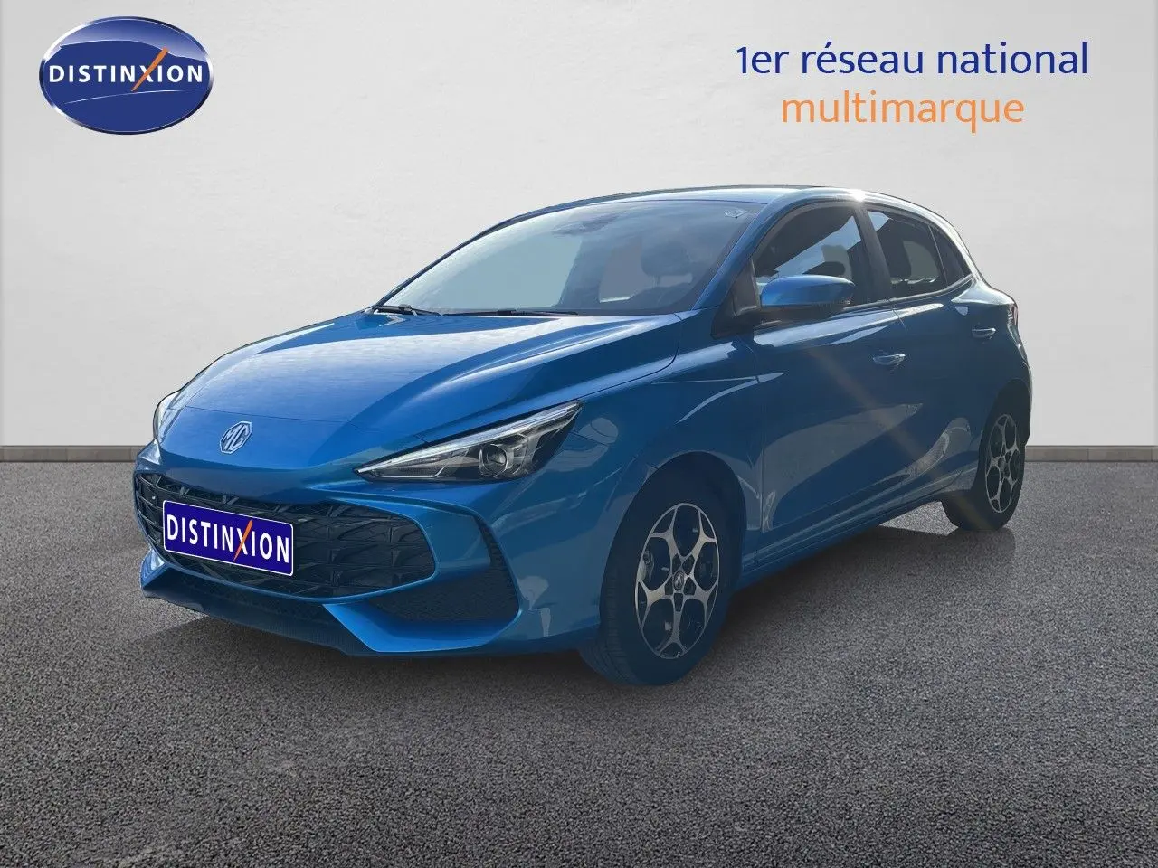 Vue 3/4 avant droite d'une MG3 2024 hybride en bleu métallisé avec jantes distinctives et calandre noire.