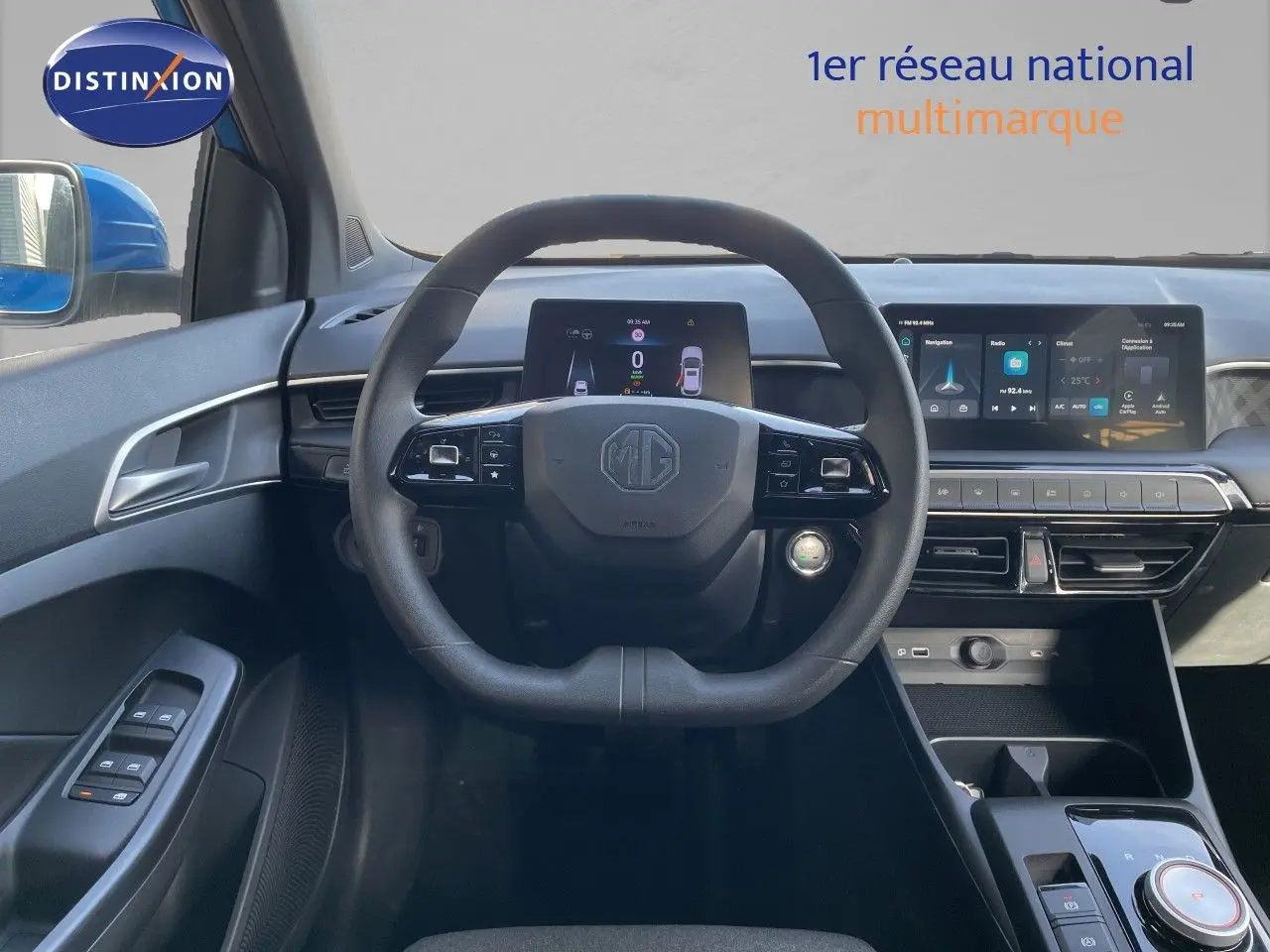 Vue intérieure frontale du tableau de bord et volant noir du MG3 1.5L Hybrid+ 2024 avec écran digital et commandes au volant.