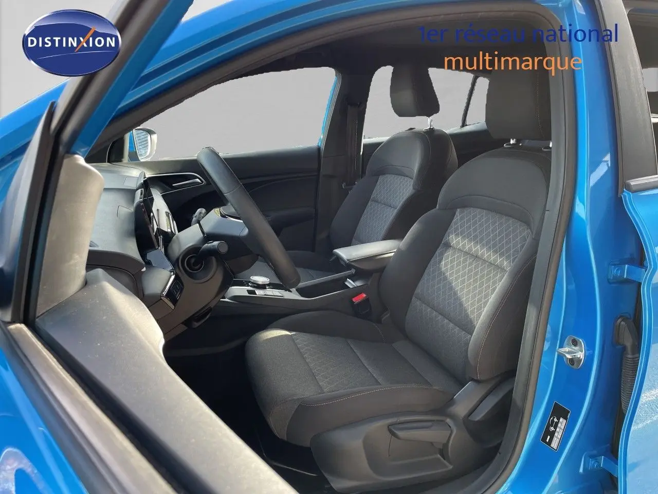 Vue intérieure côté conducteur de la MG3 2024 en bleu Como, montrant les sièges tissu gris et le tableau de bord moderne.