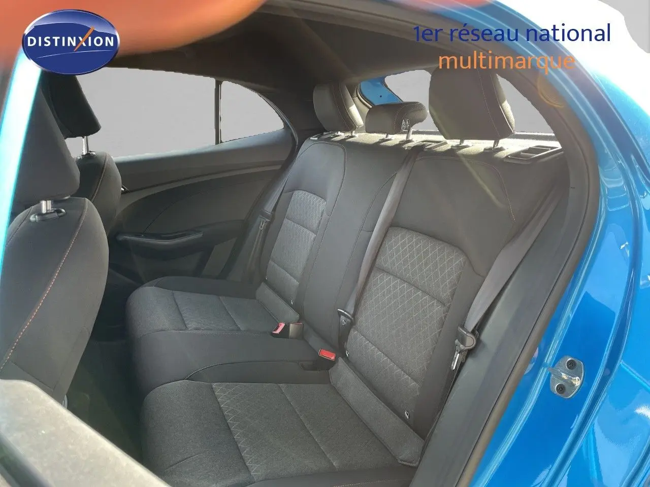 Vue intérieure côté droit sur les sièges arrière en tissu gris noir d'une MG3 1.5L Hybrid+ 2024 couleur Como Blue Metal.