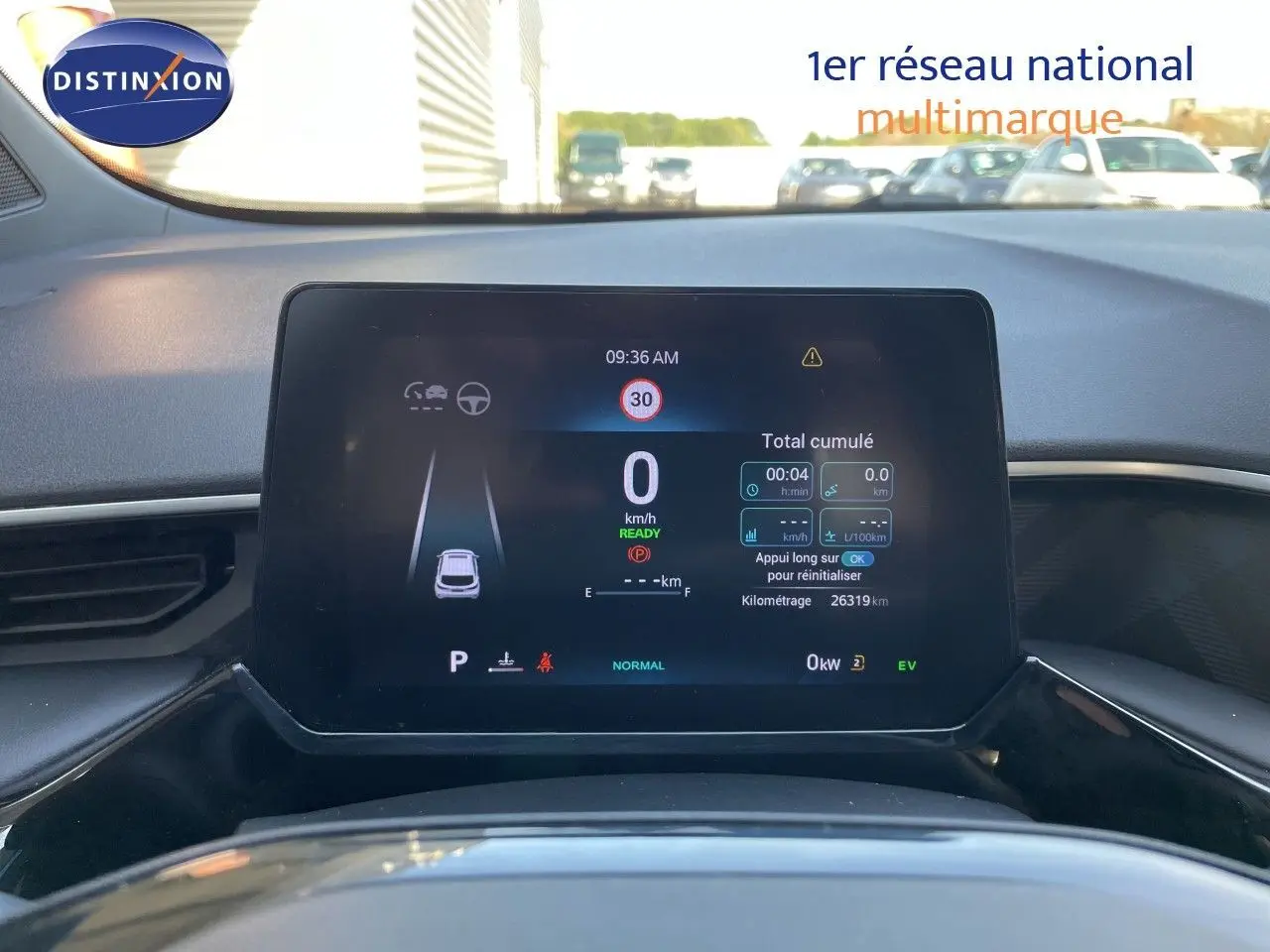 Vue intérieure centrée sur l'écran numérique du tableau de bord du MG3 1.5L Hybrid+ 2024, affichage des informations de conduite.