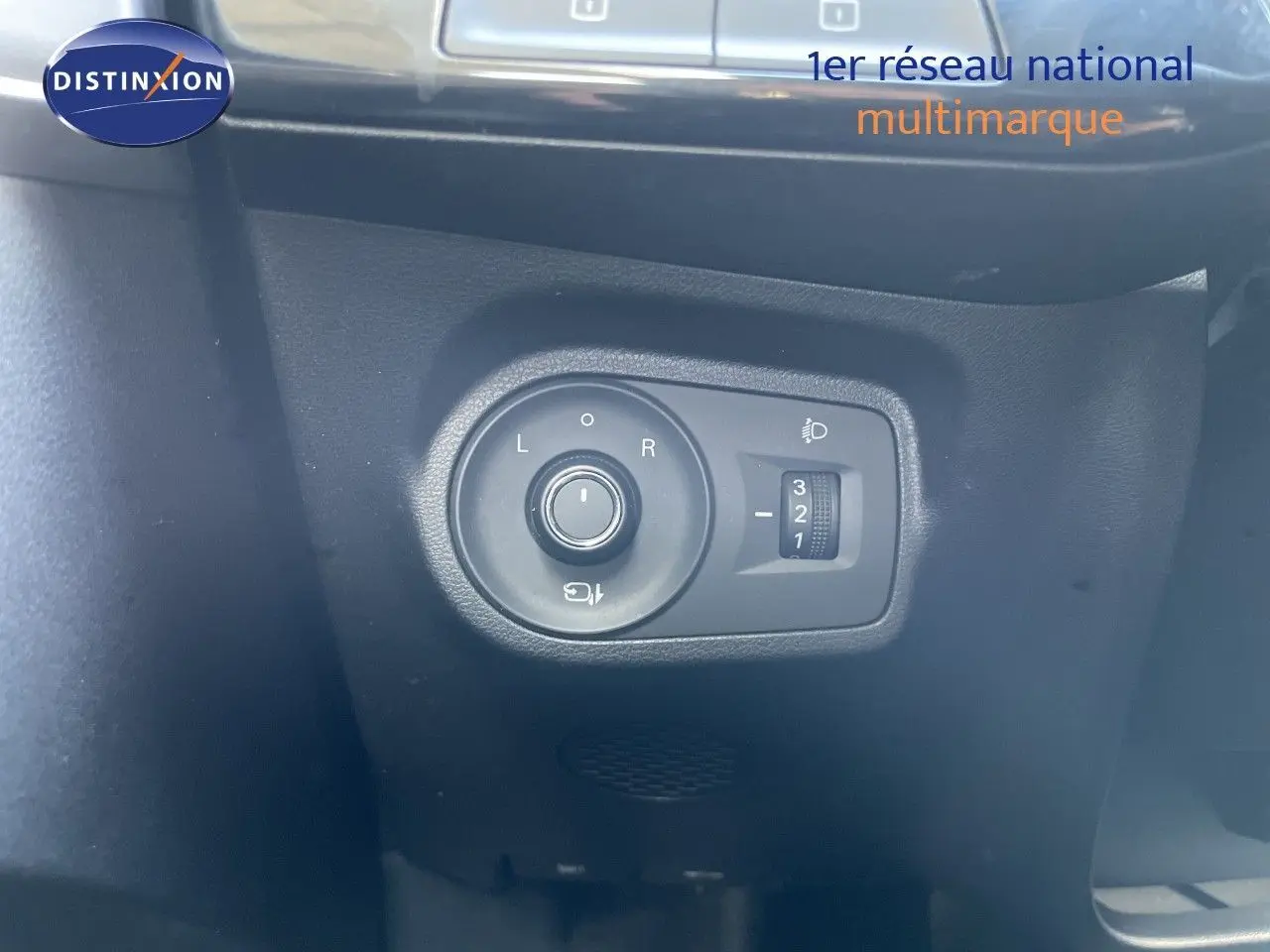 Gros plan sur le réglage des rétroviseurs et des phares du MG3 1.5L Hybrid+ 2024 en intérieur noir.