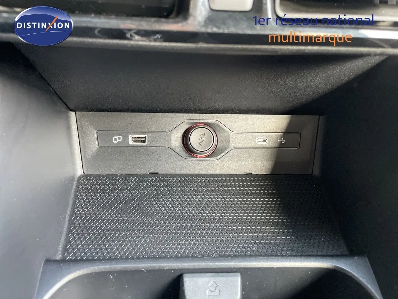 Détail de la console centrale du MG3 2024 montrant prises USB et prise 12V dans un intérieur sobre.