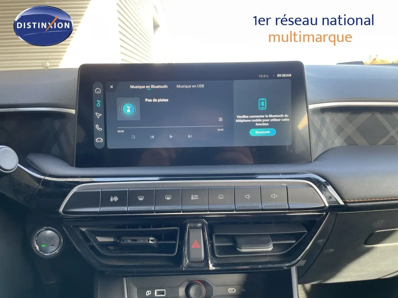 Vue intérieure du tableau de bord du MG3 2024, écran tactile central avec interface Bluetooth, finition noire et détails orange.