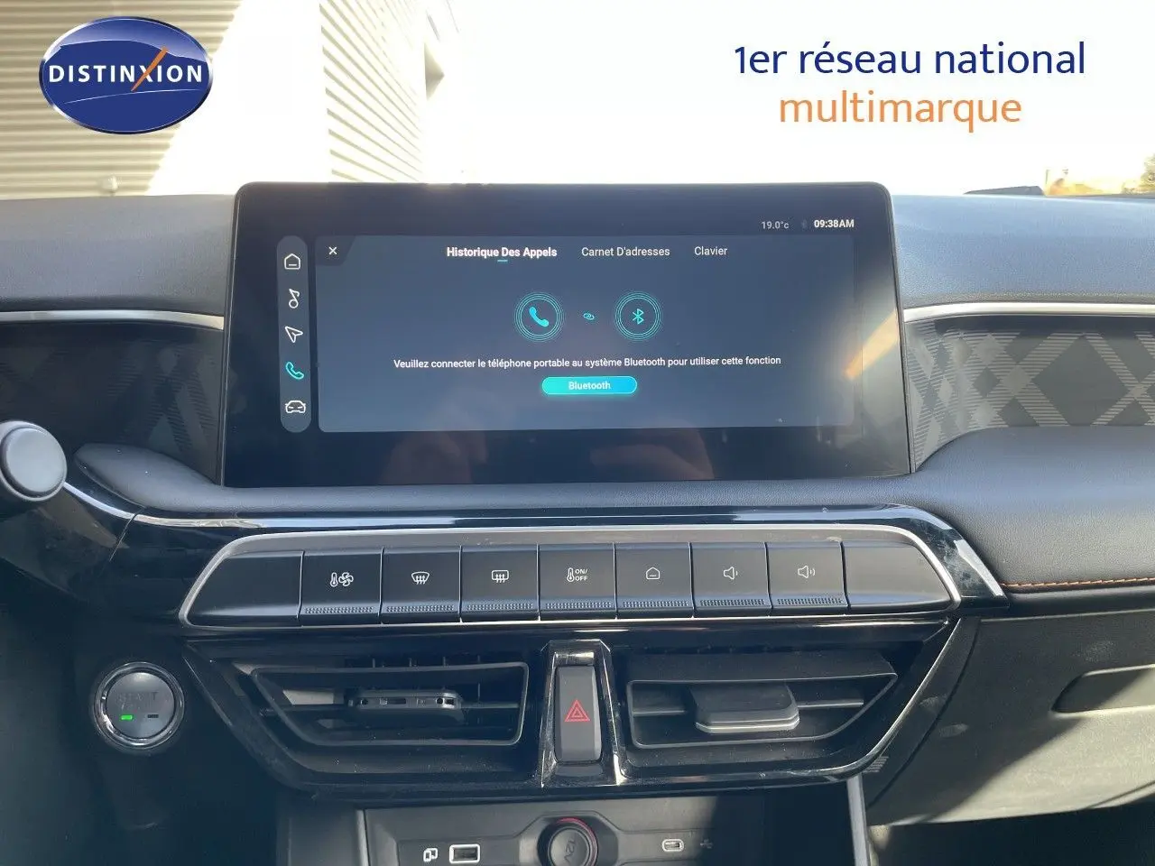 Tableau de bord du MG3 2024 en vue frontale, avec écran tactile central affichant la connexion Bluetooth.