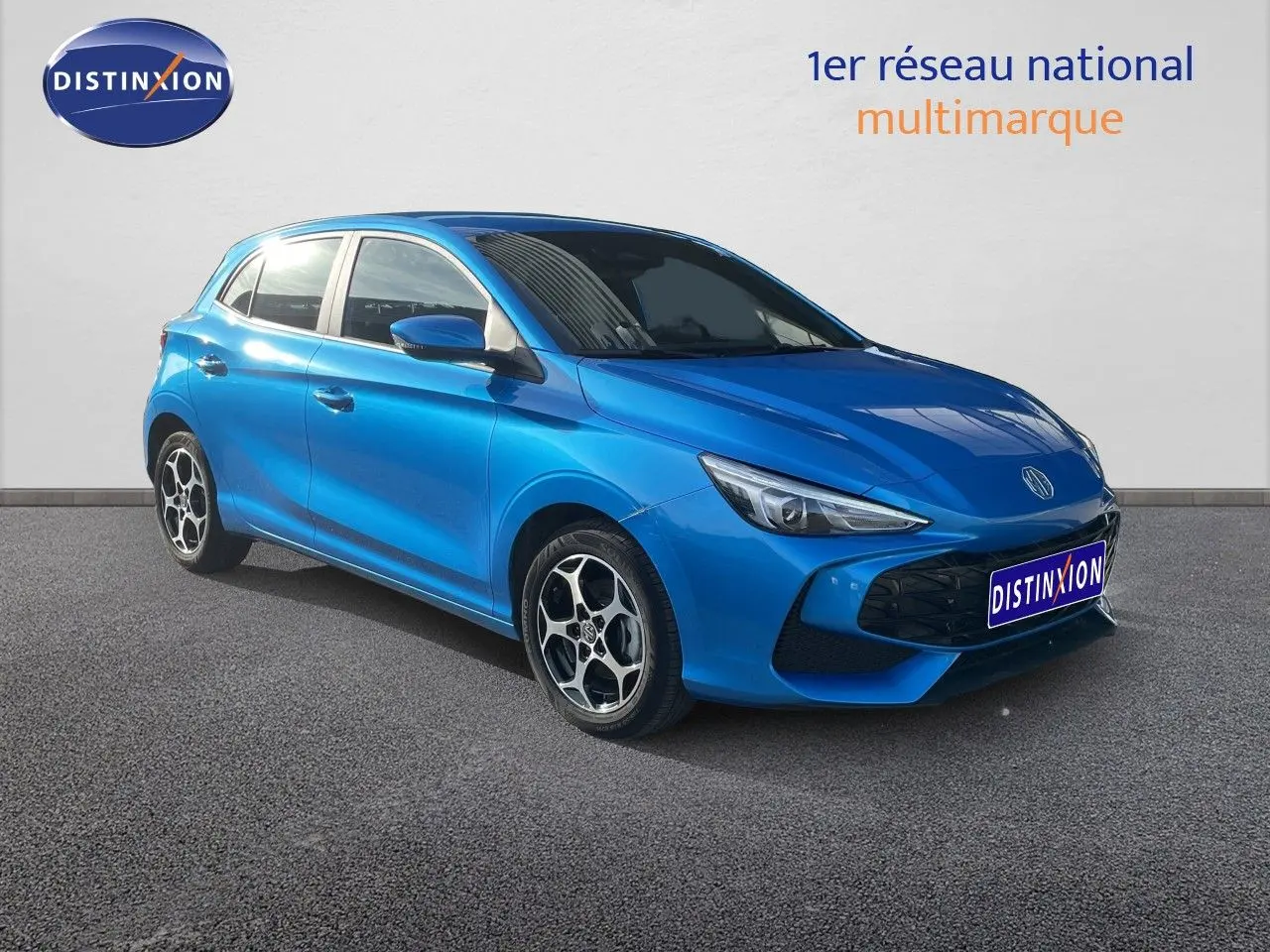Vue 3/4 avant droite de la MG3 2024 en bleu Como Metal avec jantes alliage et calandre noire distinctive.