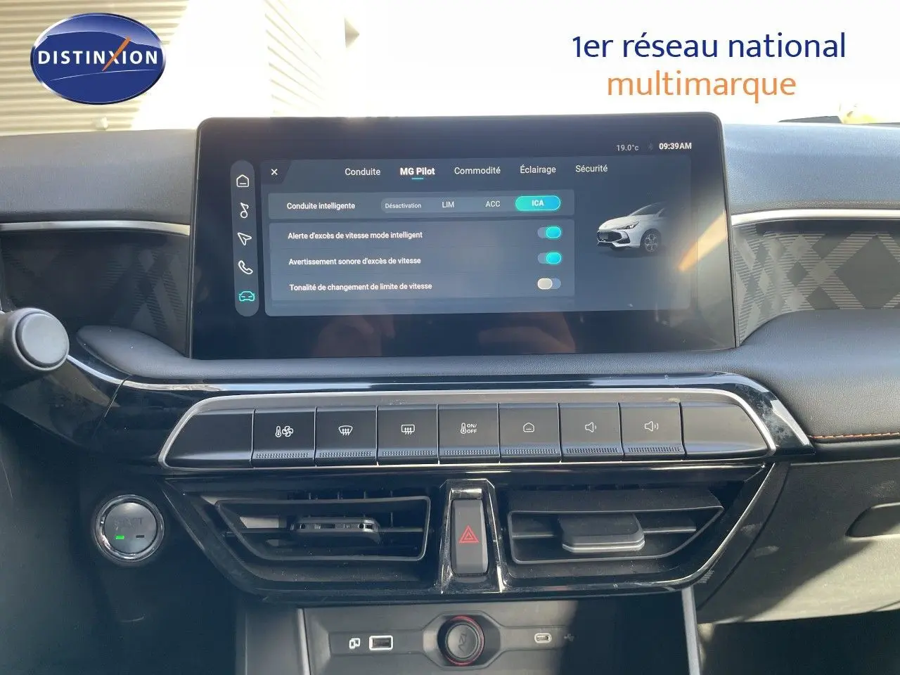 Vue rapprochée de la console centrale de la MG3 1.5L Hybrid+ 2024 avec écran tactile et commandes climatisation.