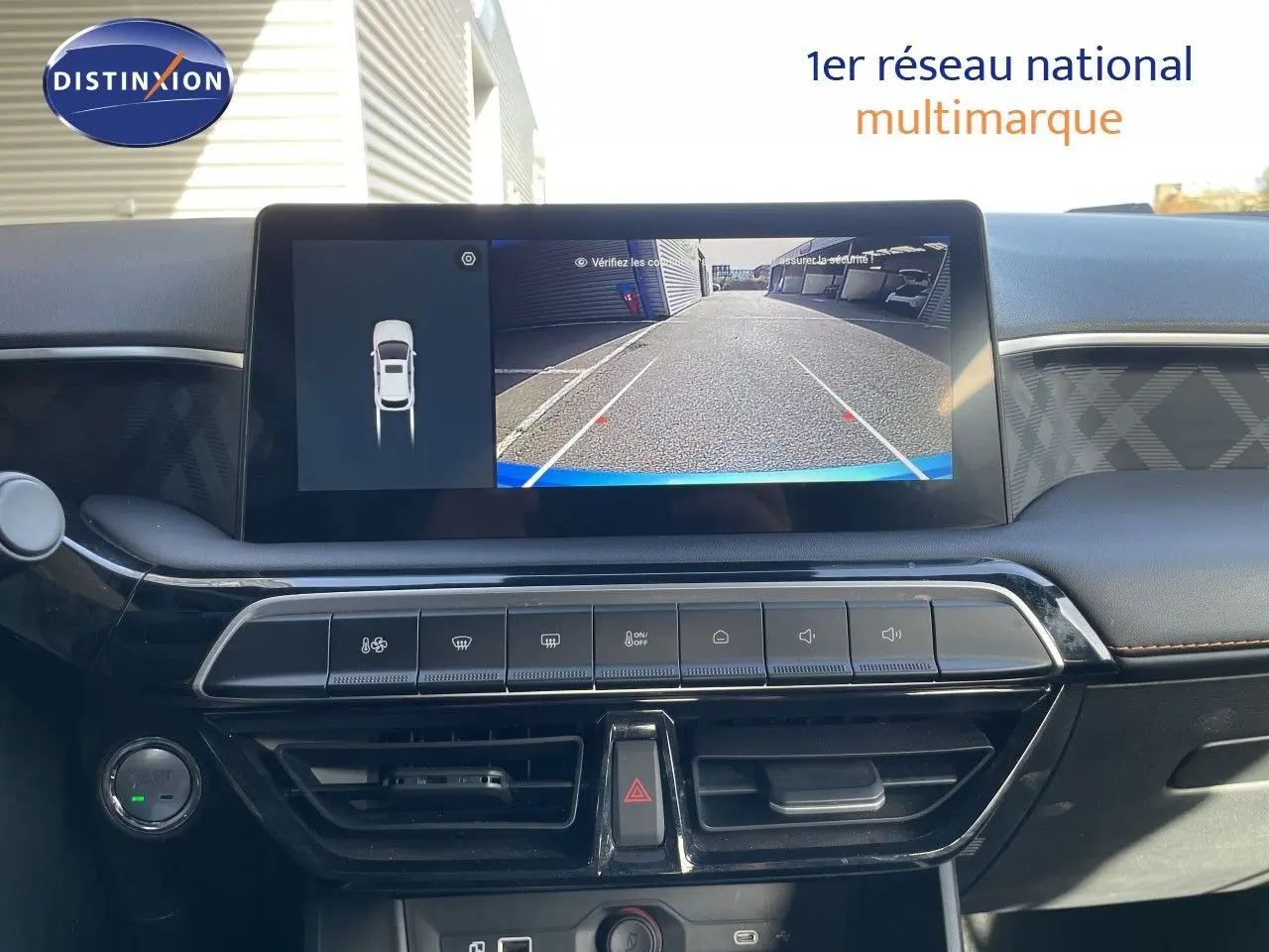 Vue rapprochée de la console centrale de la MG3 2024 avec écran tactile affichant la caméra de recul, finition noire brillante.