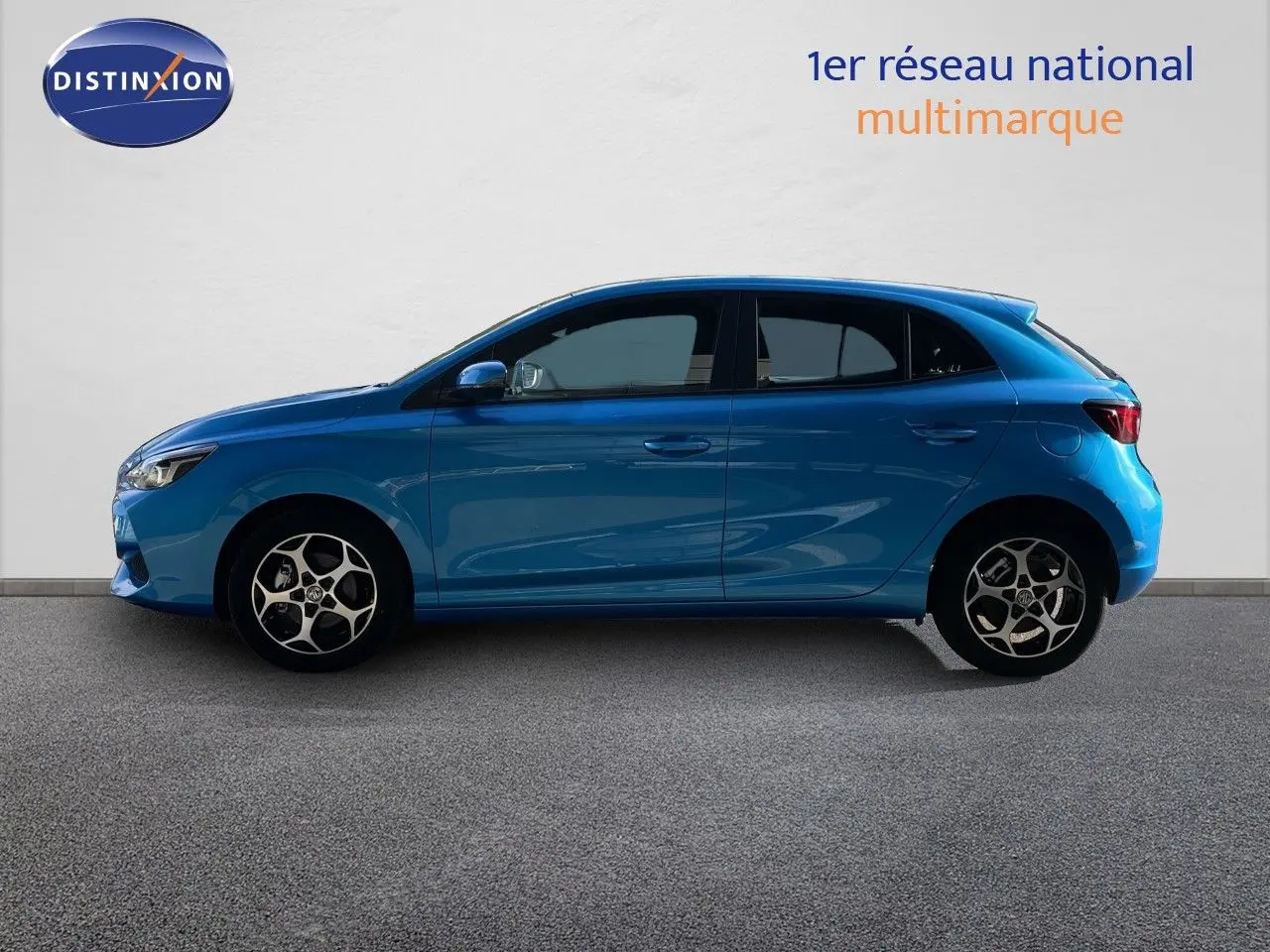 Vue de profil côté gauche d'une MG3 1.5L Hybrid+ 195ch Comfort en bleu Como Metal avec jantes alliage.