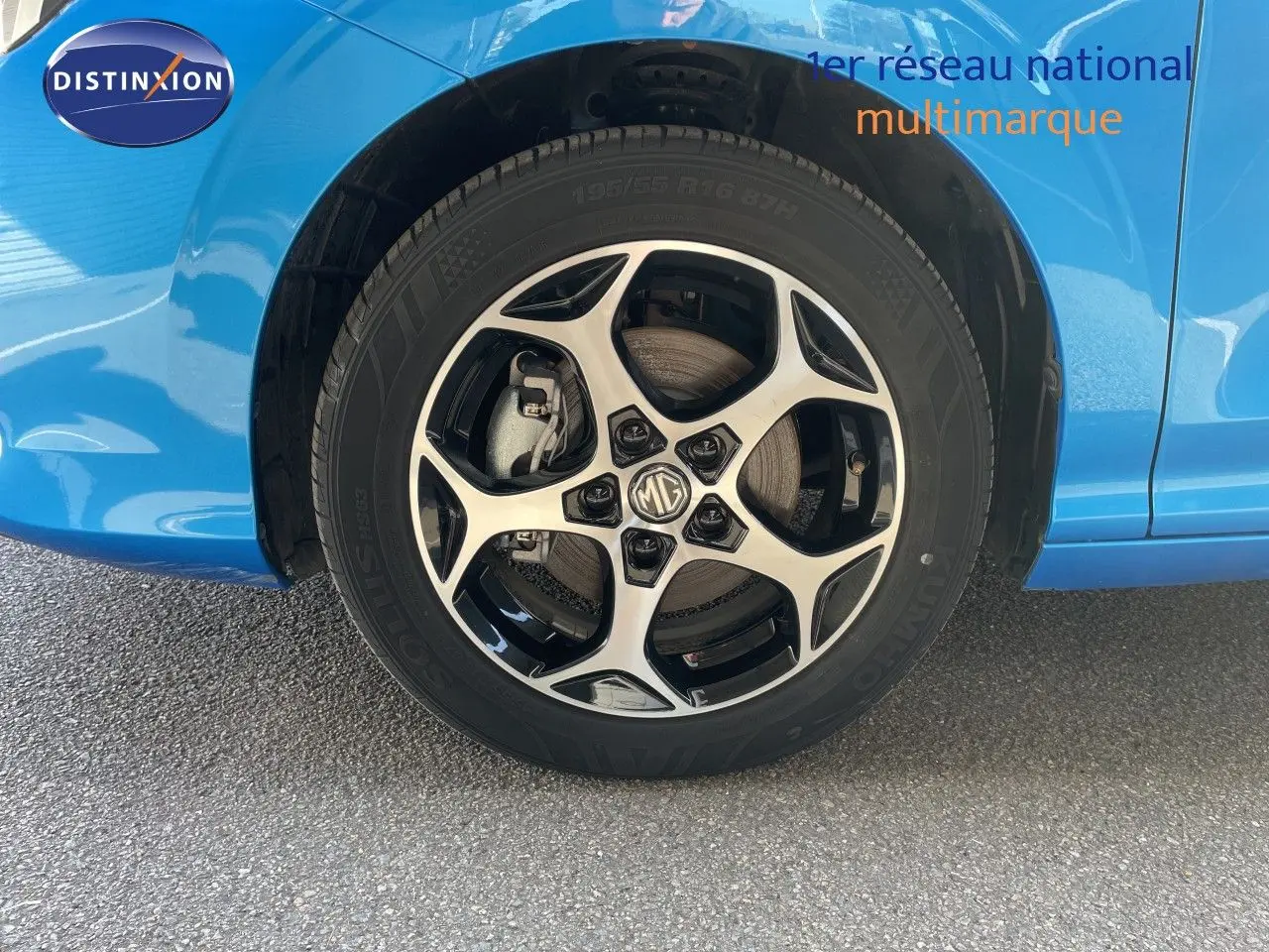 Gros plan sur la roue avant droite de la MG3 2024 en bleu Como Metal avec jante alliage noire et argentée.