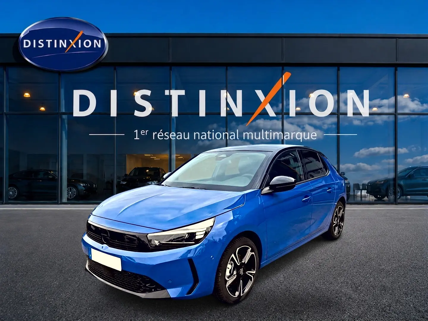 Opel Corsa 1.2 turbo 100 GS bleu vue 3/4 avant avec jantes alu et phares LED devant un showroom Distinxion.