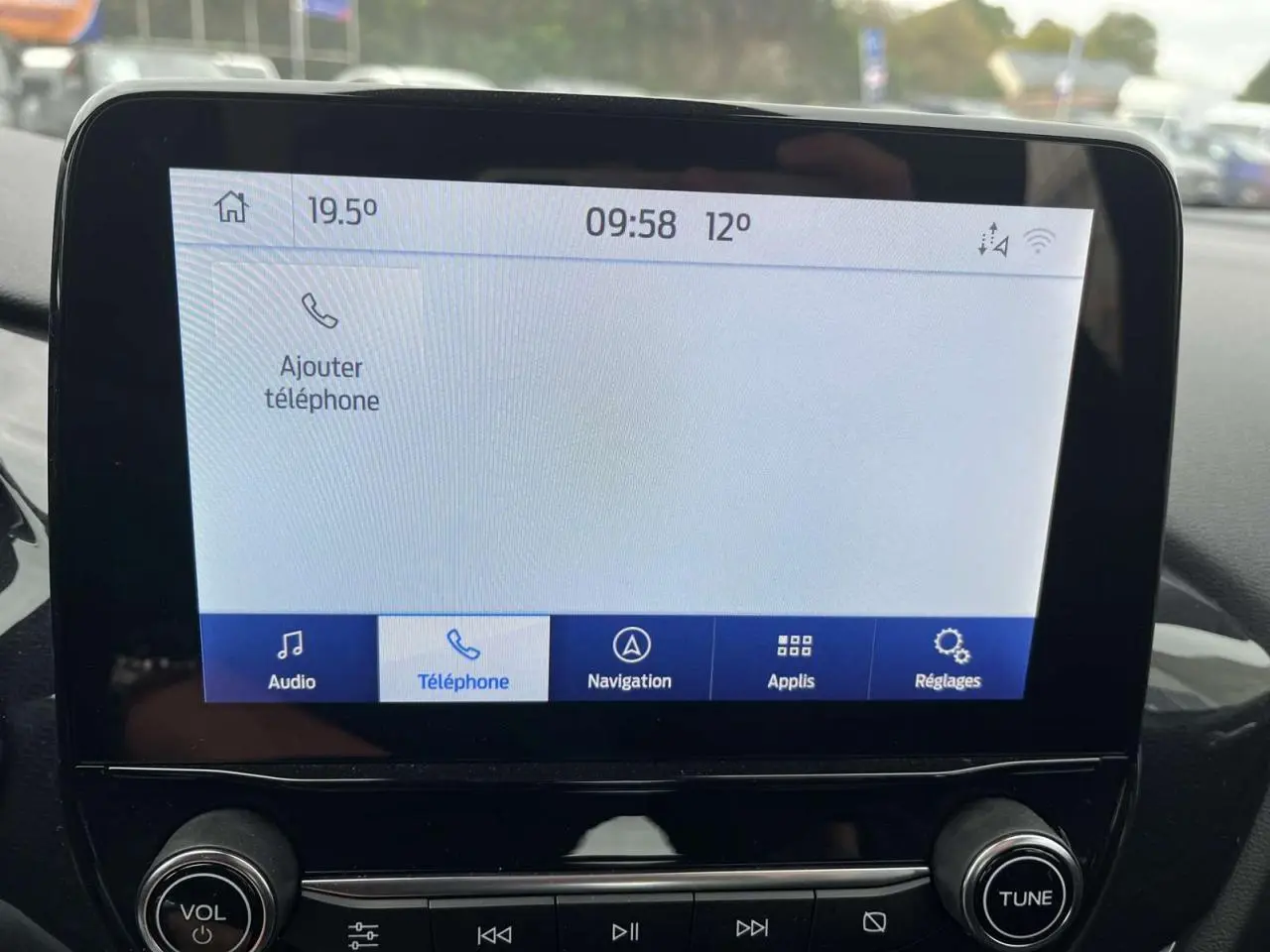 Écran tactile central SYNC3 du Ford Puma 2023 affichant le menu téléphone et navigation, vue intérieure frontale.