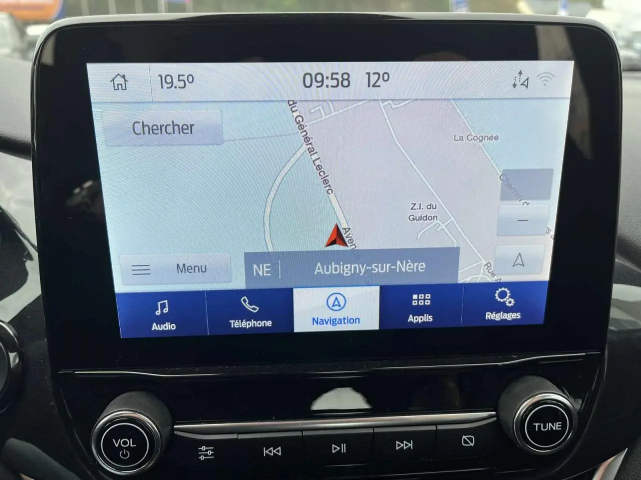 Écran tactile 8 pouces du système SYNC3 avec navigation affichée dans l'habitacle du Ford Puma gris Solar 2023.