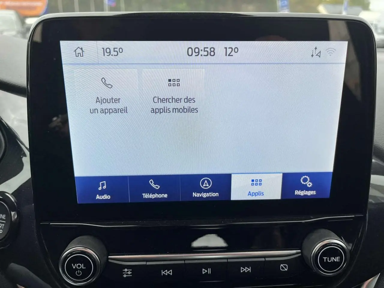 Écran tactile SYNC3 du Ford Puma 2023 affichant les options audio, téléphone, navigation et applications.