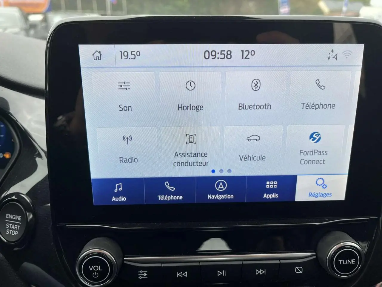 Écran tactile central SYNC3 du Ford Puma 2023 avec commandes audio et navigation, bouton démarrage visible à gauche.