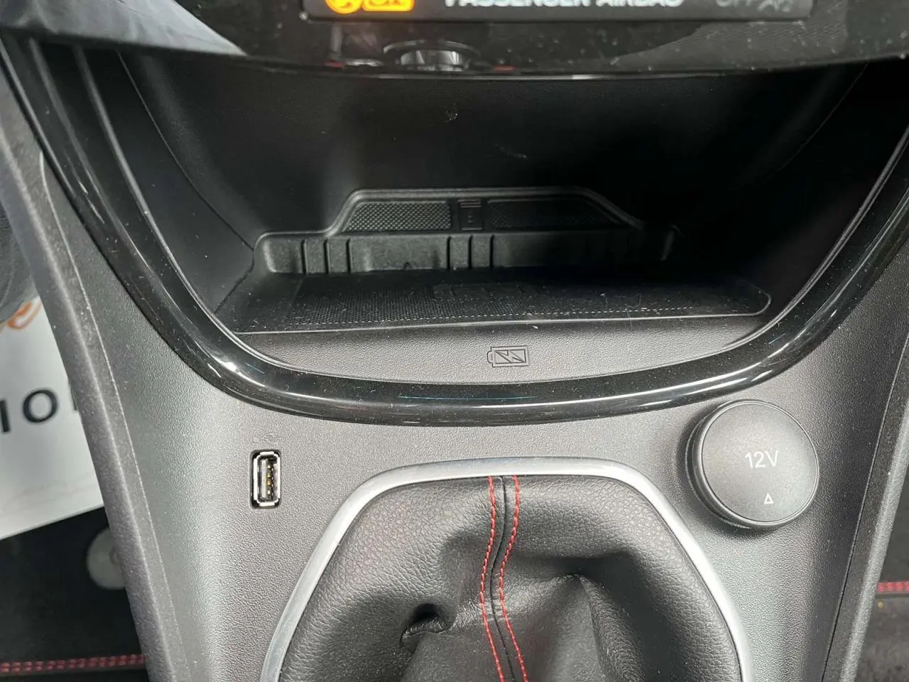 Gros plan sur la console centrale du Ford Puma 1.0 EcoBoost ST Line 2023 avec levier de vitesses et prise 12V.