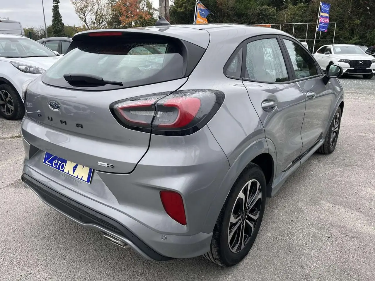 Ford Puma gris Solar vue 3/4 arrière droit, avec feux arrière LED et jantes alliage noires et argentées.