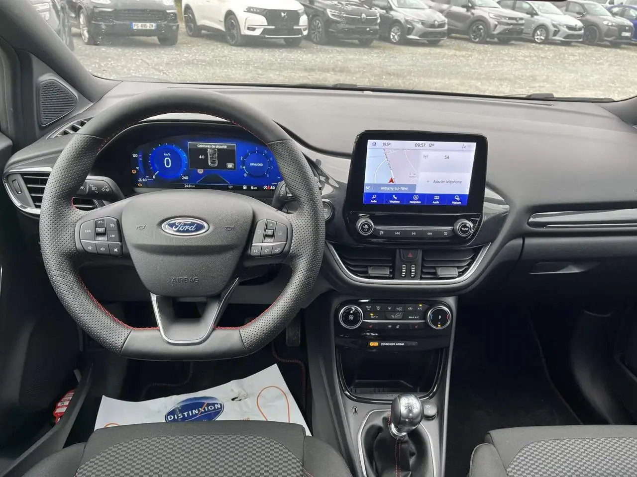 Vue intérieure du tableau de bord et volant Ford Puma 2023 avec écran tactile et boîte manuelle, ambiance noire moderne.