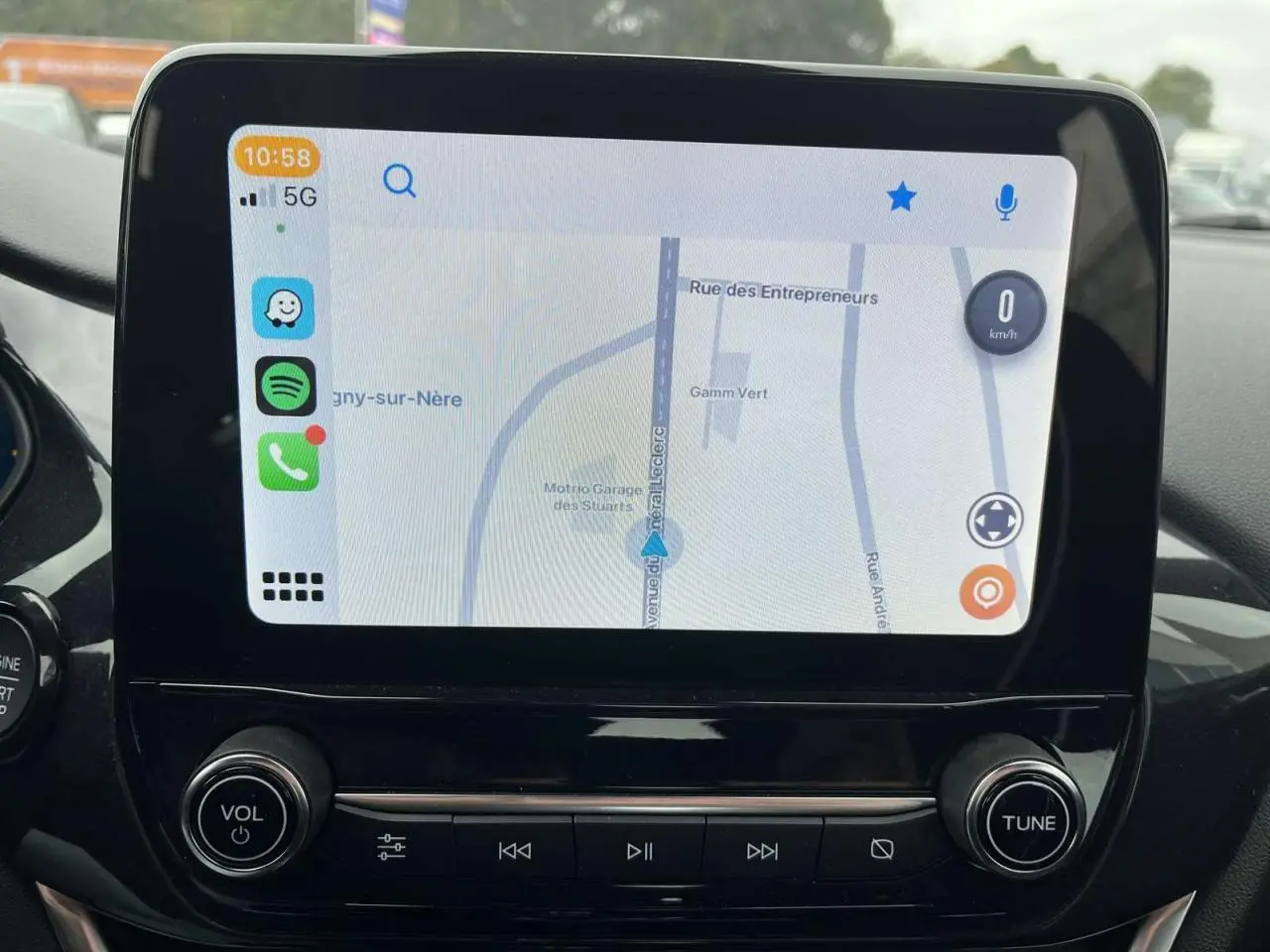 Écran tactile central avec navigation GPS et commandes audio dans l'habitacle du Ford Puma 2023.