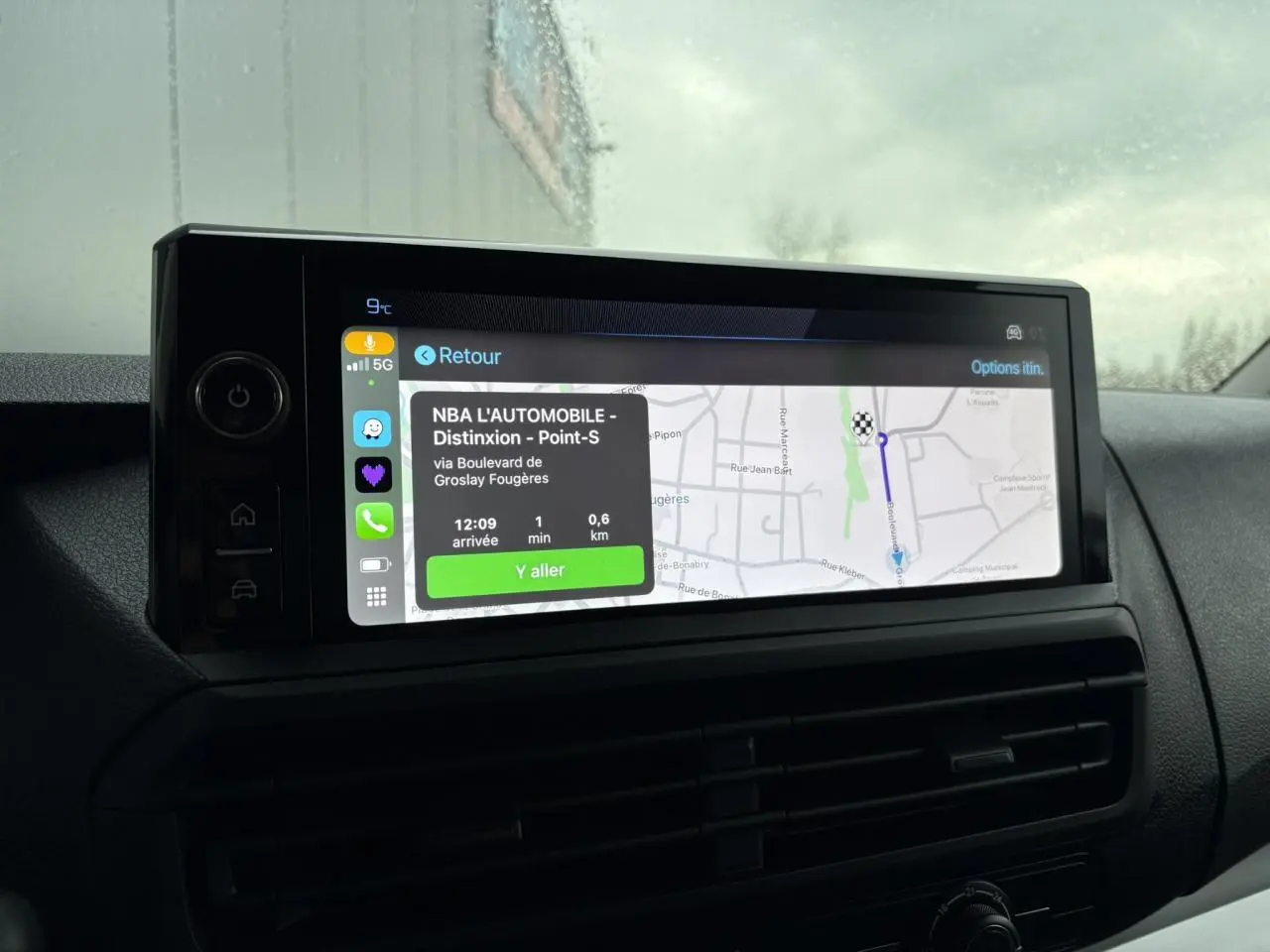 Écran tactile 10'' HD du Peugeot Expert Fourgon blanc, affichant la navigation GPS en intérieur véhicule.