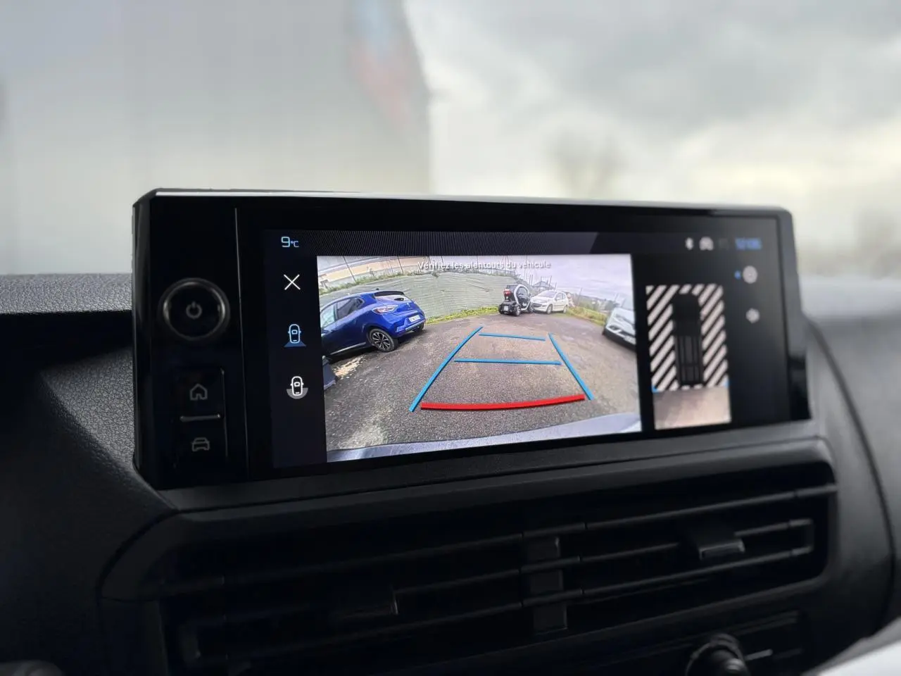 Écran tactile 10'' HD du Peugeot Expert Fourgon blanc montrant la caméra de recul avec guidage de stationnement.