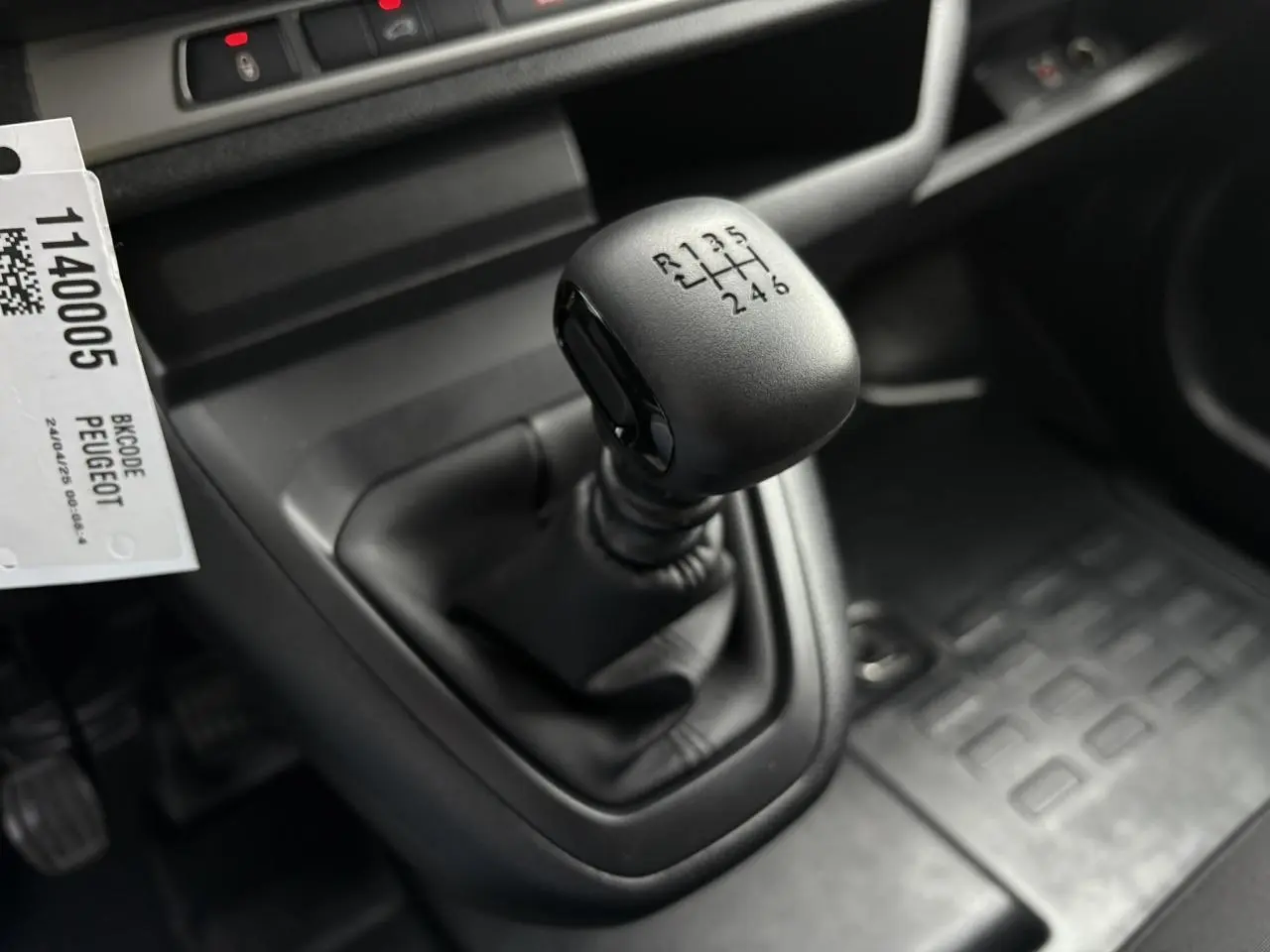 Le levier de vitesses manuel noir du Peugeot Expert Fourgon 2025, vue rapprochée de la console centrale.