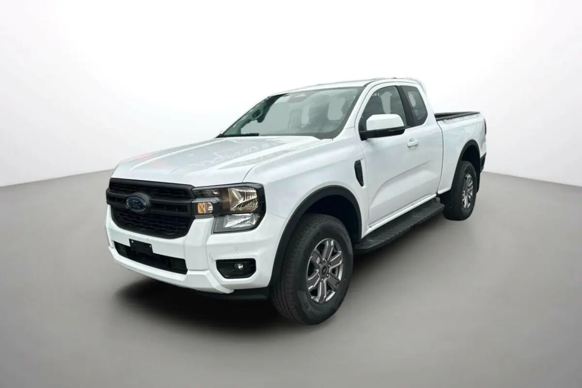 Ford Ranger blanc glacier en 3/4 avant droit avec marchepieds latéraux et calandre noire.