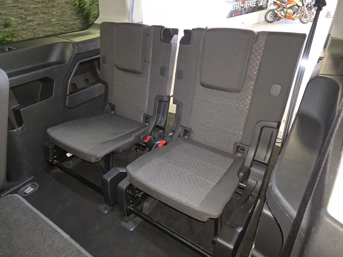 Vue intérieure arrière montrant les deux sièges gris foncé de la 3ème rangée du Ford Transit Connect Tourneo Connect 2023.