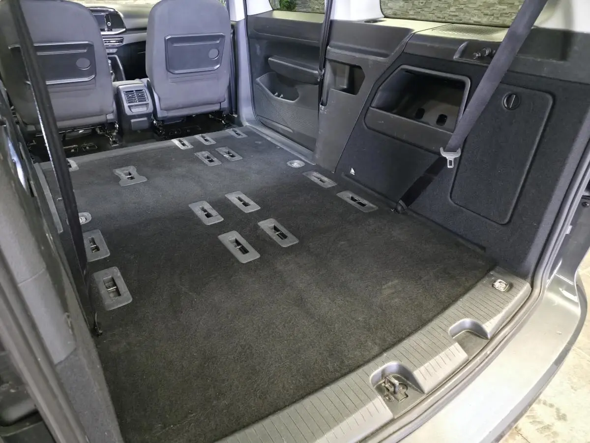 Vue intérieure arrière du Ford Transit Connect gris, montrant l'espace de chargement sans sièges arrière.