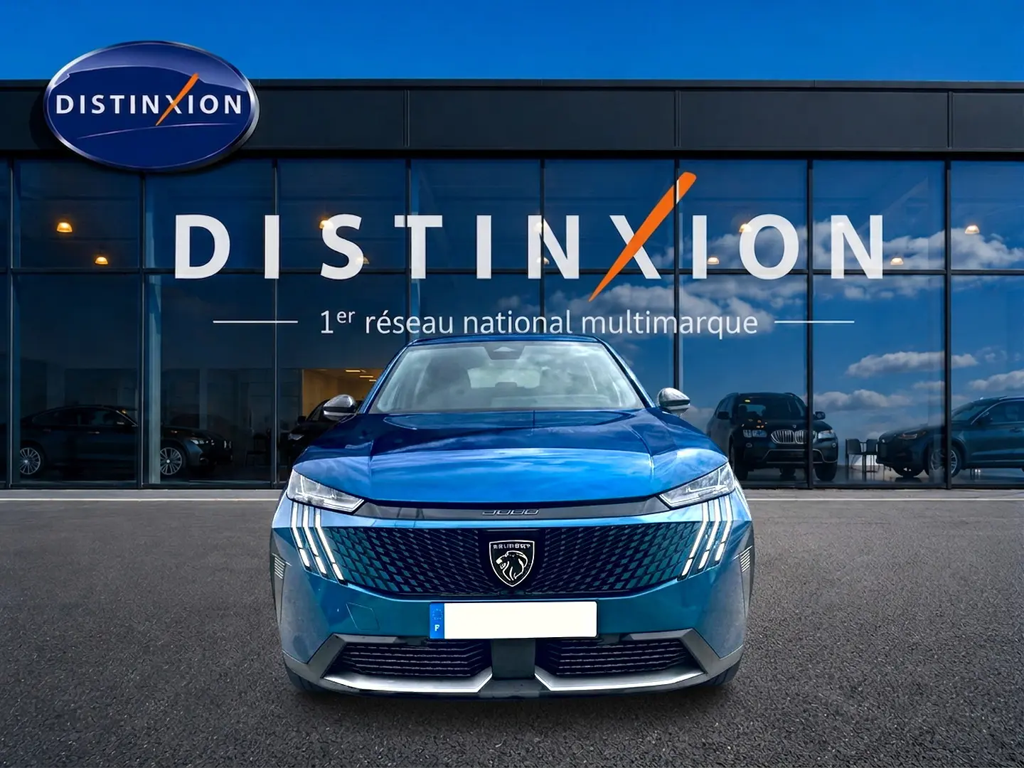 Vue frontale du Peugeot 3008 1.2 hybrid 145 allure e-dcs6 en bleu obsession, devant une vitrine Distinxion.