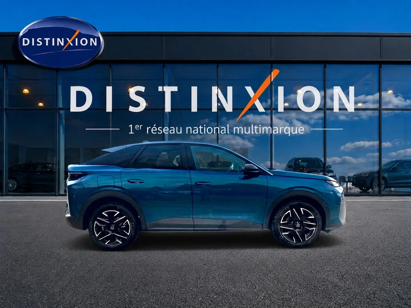 Peugeot 3008 1.2 hybrid 145 allure e-dcs6 bleu obsession en profil côté gauche devant une vitrine Distinxion.