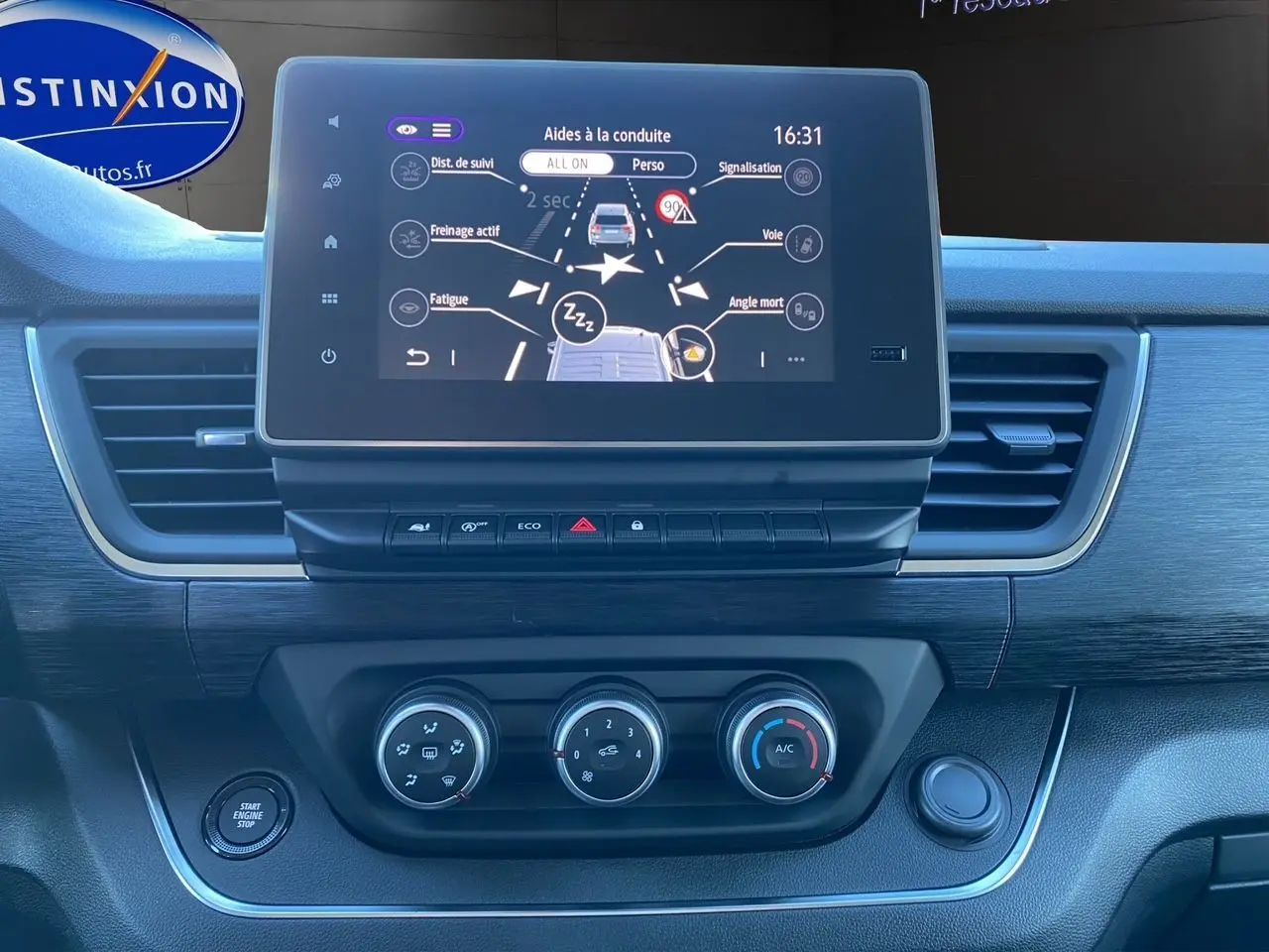 Tableau de bord du Renault Trafic Combi 2025 gris Highland, écran tactile 8’’ et commandes climatisation visibles.