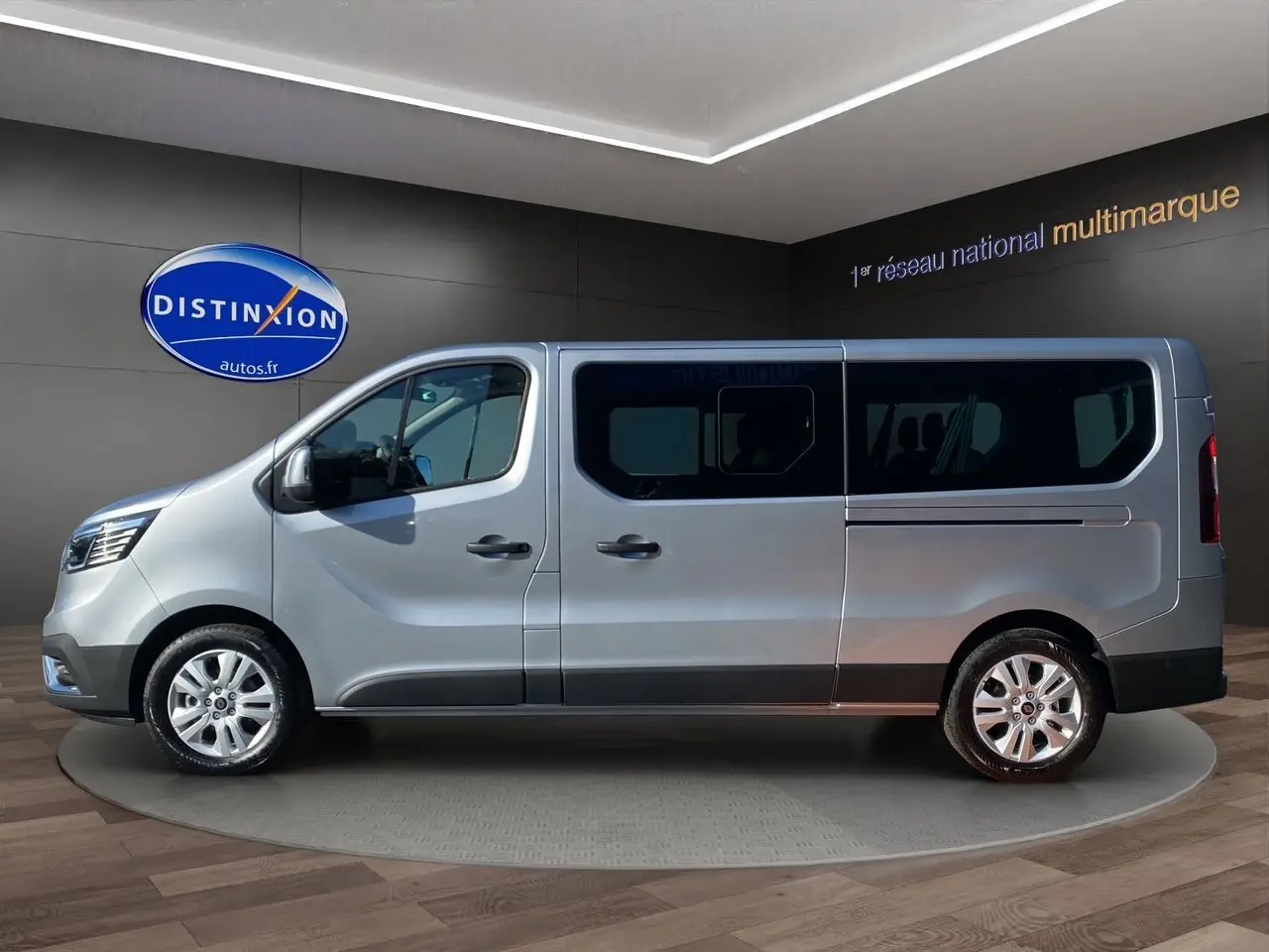 Profil côté gauche du Renault Trafic Combi gris Highland 2025 avec vitres arrière teintées et jantes alliage 17 pouces.