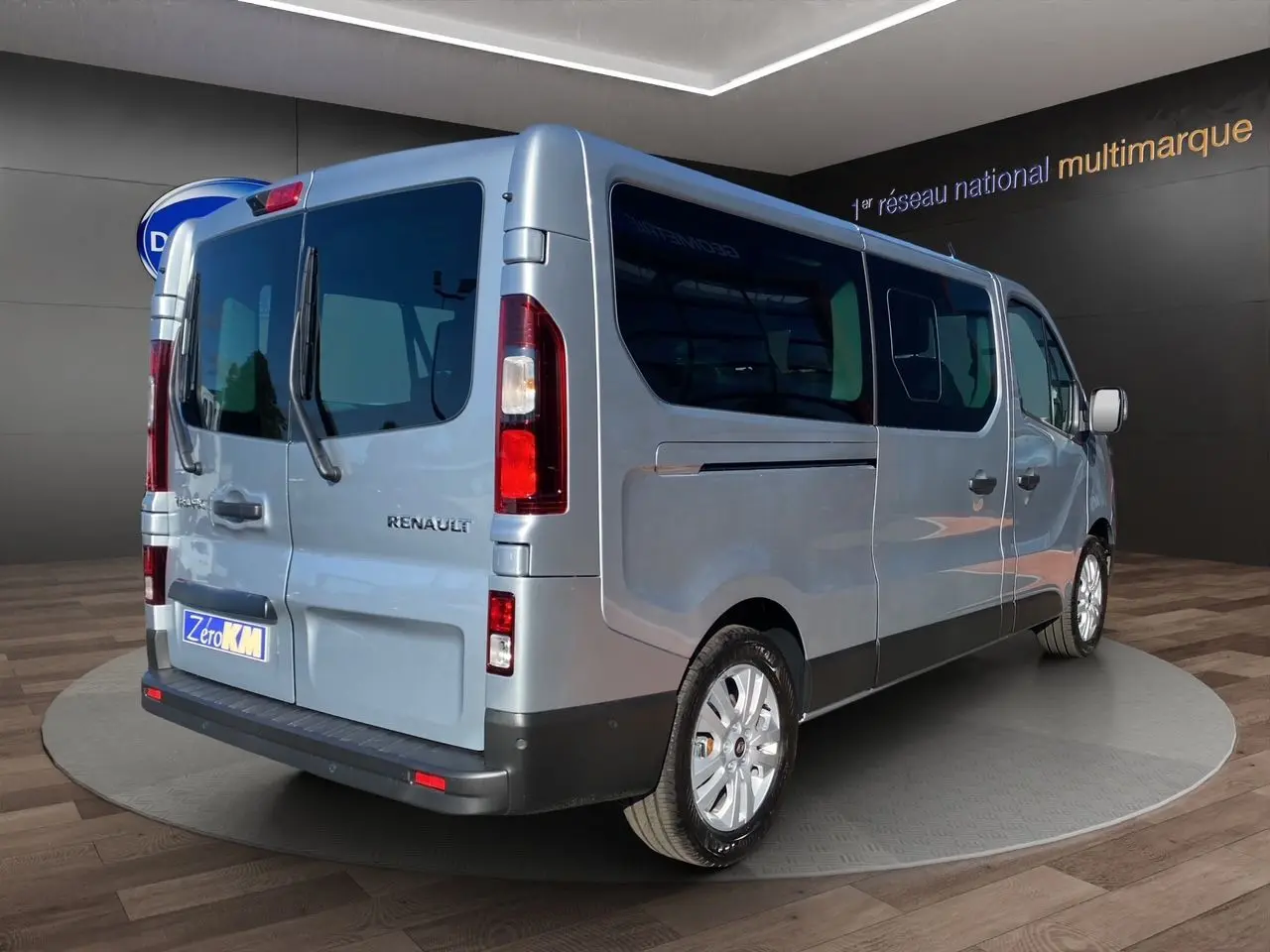Renault Trafic Combi gris Highland vu en 3/4 arrière droit, portes arrière vitrées ouvertes à 180° visibles