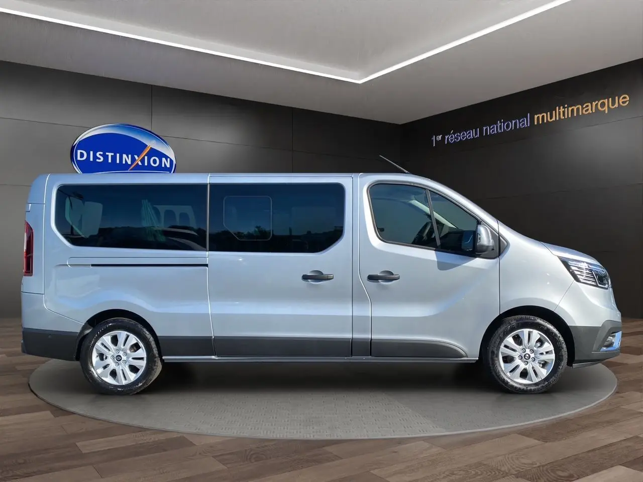 Profil droit du Renault Trafic Combi gris Highland 2025 avec vitres arrière teintées et jantes alliage 17 pouces.