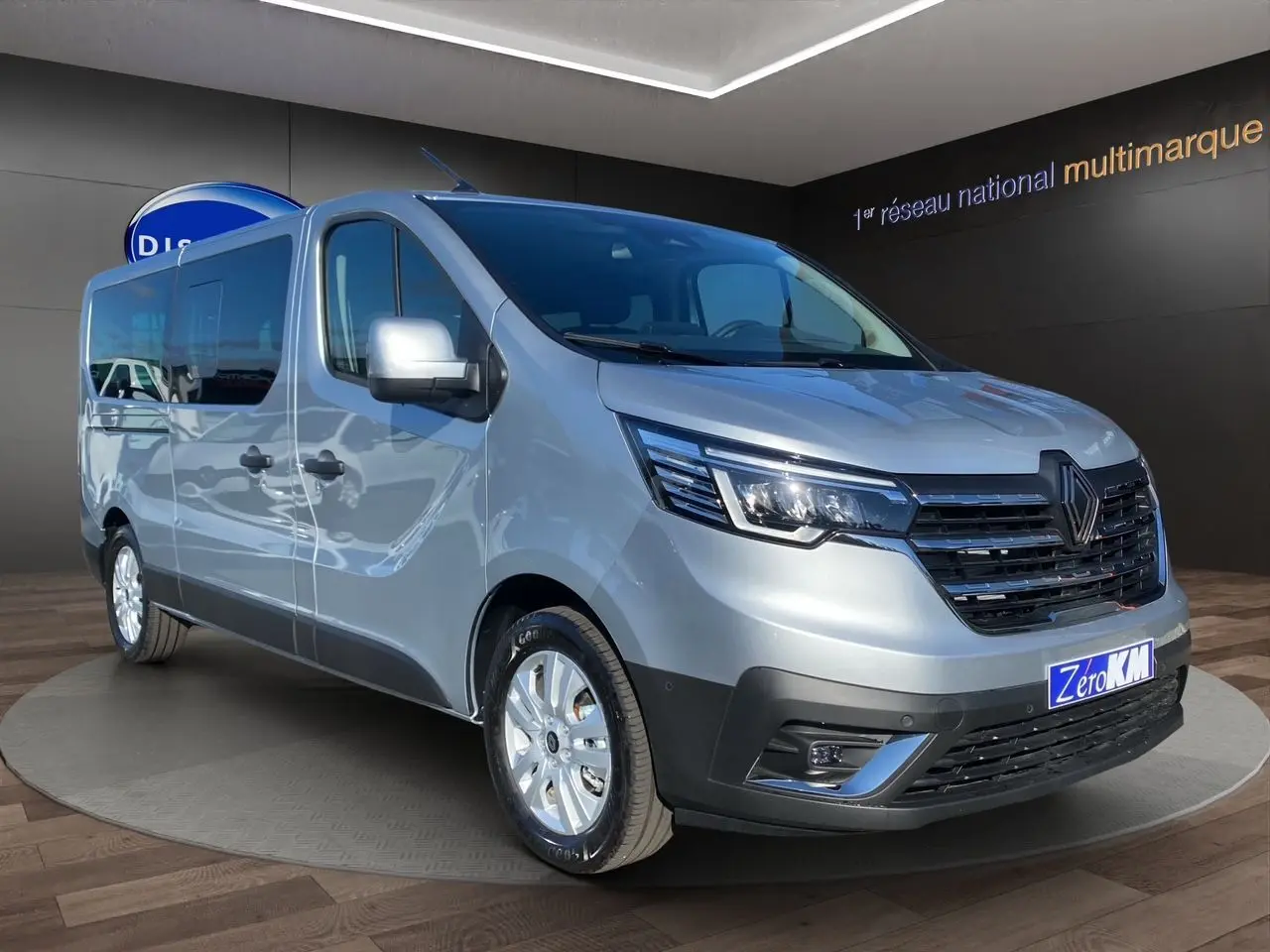 Renault Trafic Combi gris Highland vu en 3/4 avant droit, avec projecteurs LED et jantes alliage 17 pouces.