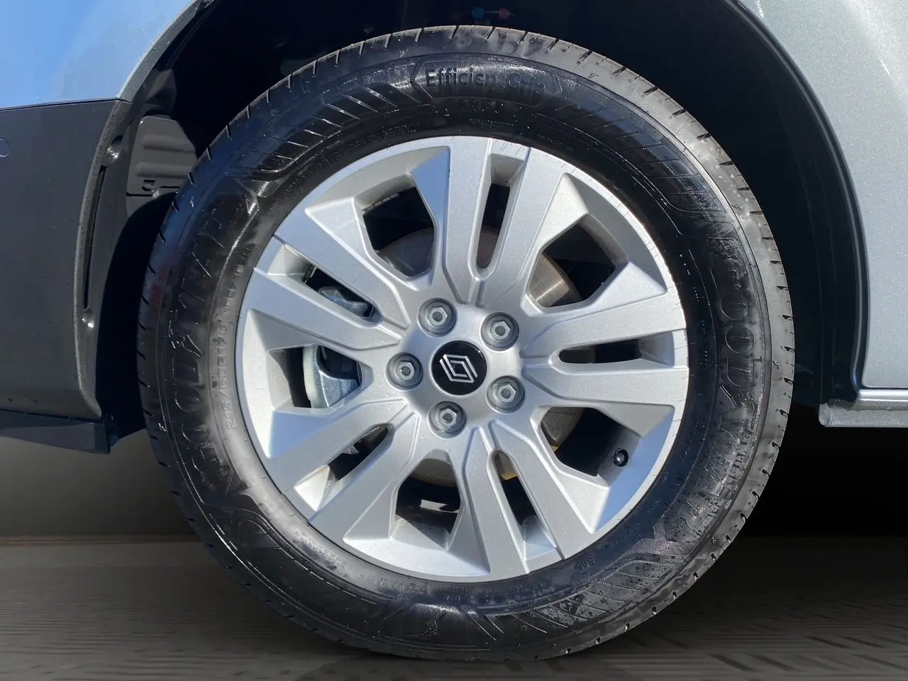 Gros plan sur la roue avant droite gris Highland du Renault Trafic Combi L2 Grand Techno 2025 avec jante alliage 17 pouces.