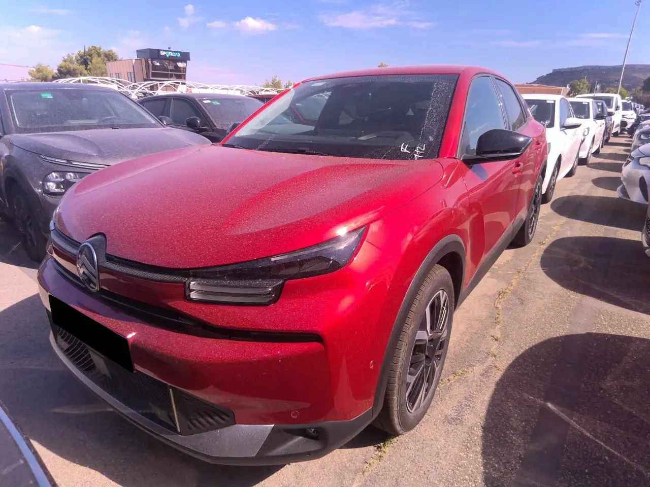 Citroën C4 Hybrid rouge Elixir vue 3/4 avant droit, avec phares LED et jantes alliage noires.