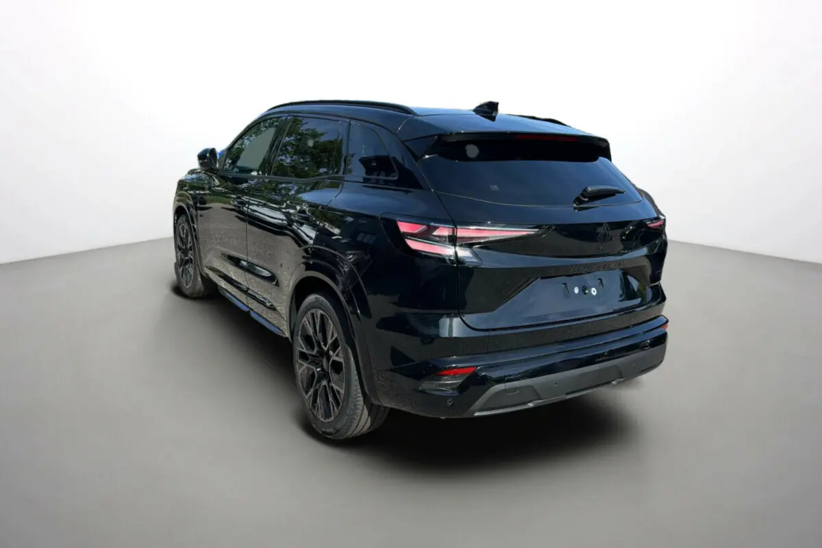 Vue 3/4 arrière droite du Renault Austral noir étoilé avec jantes alu 20 pouces et vitres surteintées.