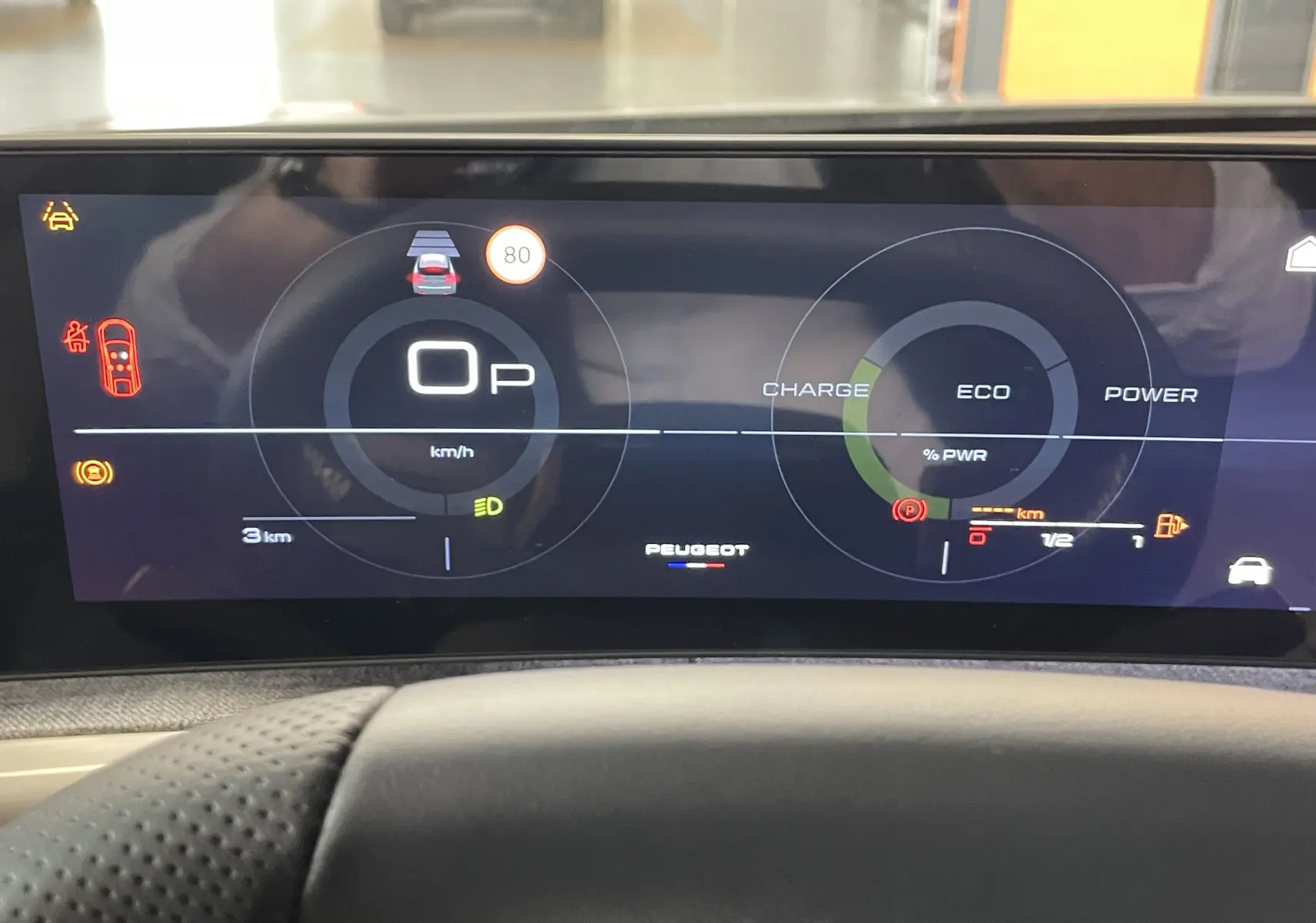 Vue intérieure du tableau de bord numérique du Peugeot 3008 Hybrid 2026, affichage digital avec indicateurs de vitesse et charge.